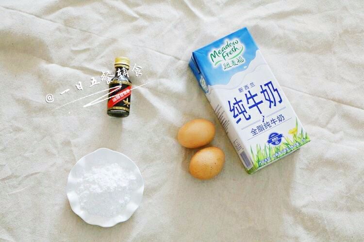 牛奶布丁 宝宝辅食,鸡蛋+牛奶+柠檬汁,材料准备好。