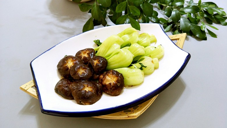 油菜炒香菇,摆盘,就可以上桌了,相当的美味。