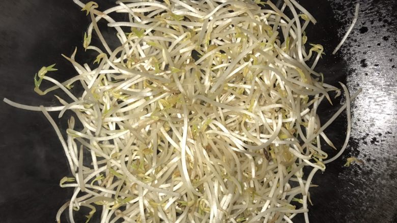 午餐 干炒牛河,锅里再加些油,放入芽菜