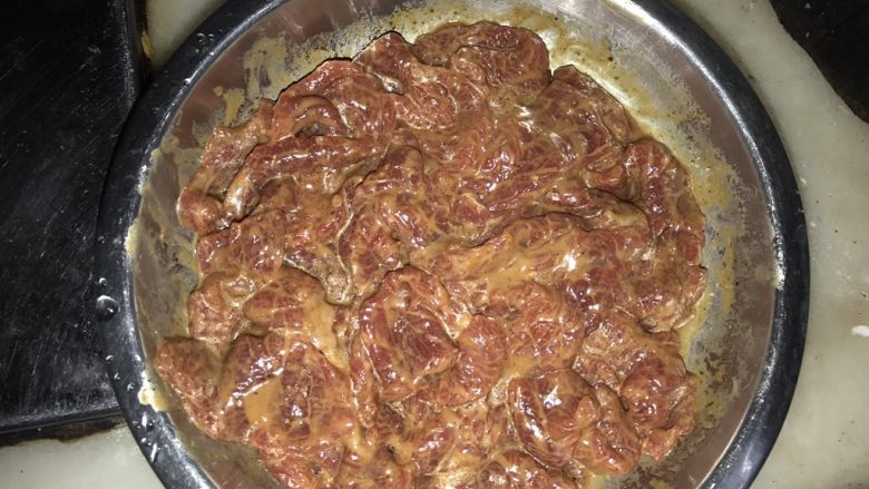午餐 干炒牛河,用手抓匀,一直抓至每块牛肉把汁都吸收完,静置10分钟
