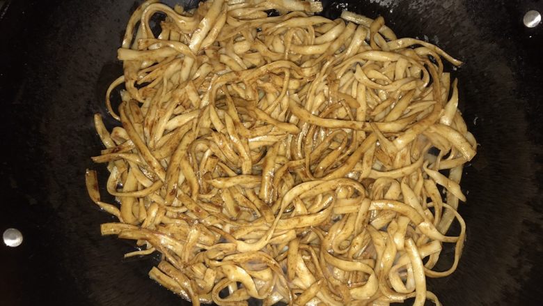 午餐 干炒牛河,河粉盖在芽菜上,盖盖1-2分钟