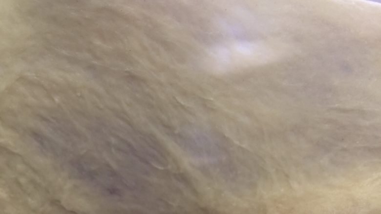 口袋面包仔,好吧,虽然我每次用厨师机都不拉手膜做出來的面包照样拉丝的。
这次我就告诉亲们原因吧,其实厨师机加黄油和面5分钟绝对有手膜的,只是厚薄问题
我拉的手膜真的是随便拉的,随便拉拉就挺薄了,所以每次用厨师机和面做出来的面包都松软拉丝。