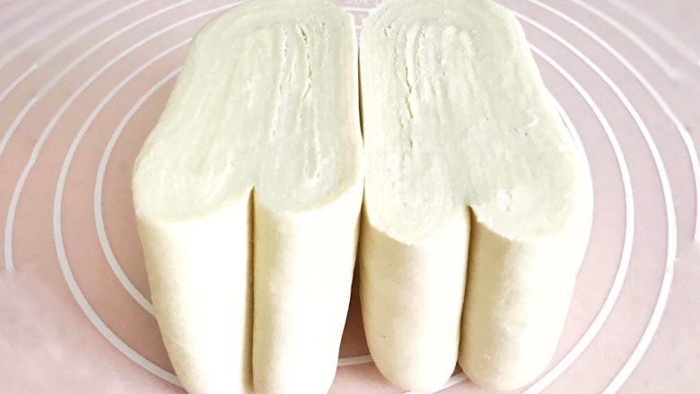 千层酥皮香肠卷,这时可以预热烤箱了,预热温度200度
取出已经做好的酥皮500克(见我的万能<a style='color:red;display:inline-block;' href='/shicai/ 11346'>千层酥皮</a>的菜谱),一切为二