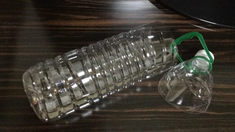 巧用饮料瓶发豆芽,把饮料瓶的锥形部分减掉,在瓶底边缘钻几个孔。可以用钳子夹住钉子在燃气灶上烧红轻松钻出几个孔