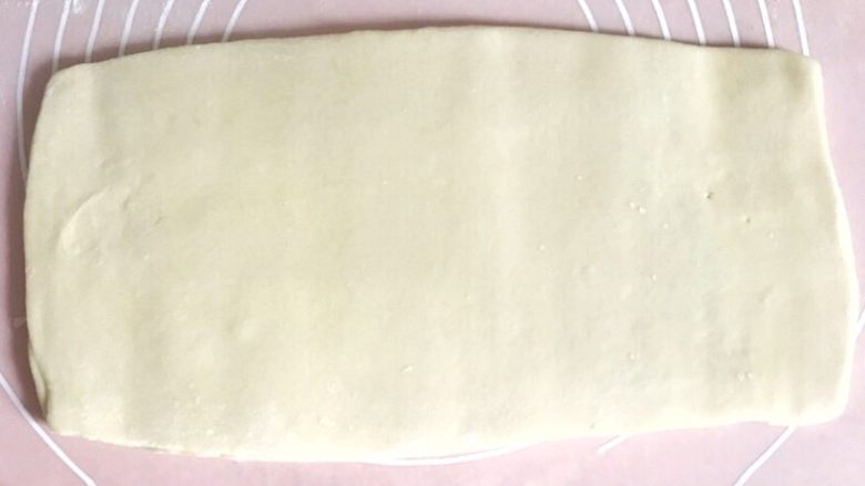 万能千层酥皮,将被子擀成15cm*30cm,厚度为3mm的薄片