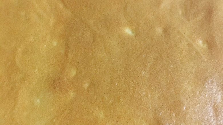 蜜豆奶油蛋糕卷,放烤箱中层烤15分钟左右即可。