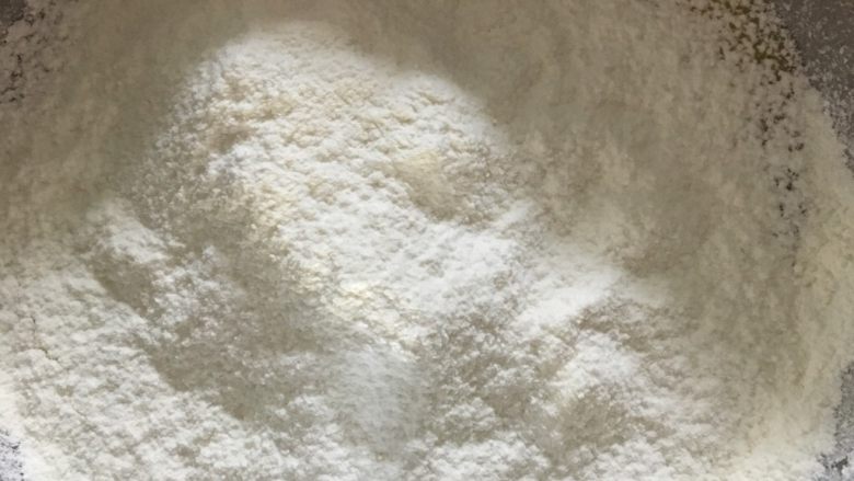 蜜豆奶油蛋糕卷,筛入低筋面粉,用刮刀搅匀放一边备用