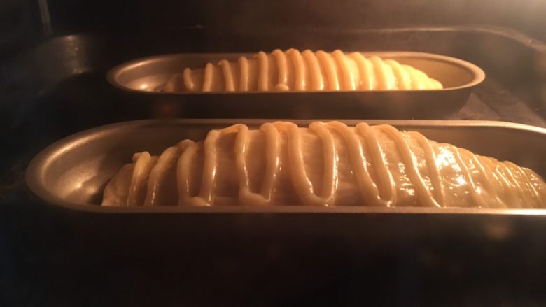 奶露面包,烤箱预热180度,烤约20分钟