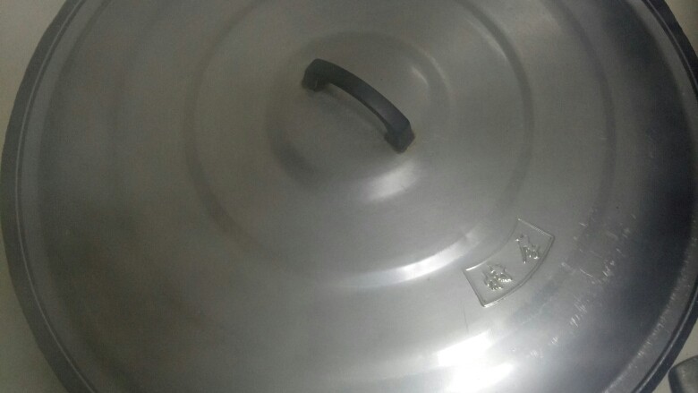 鸡肉炖土豆,盖锅