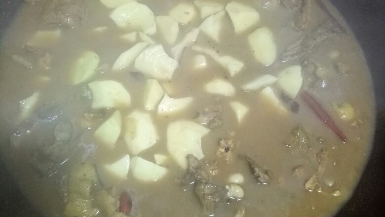 鸡肉炖土豆,鸡肉开锅焖一会~放入土豆
