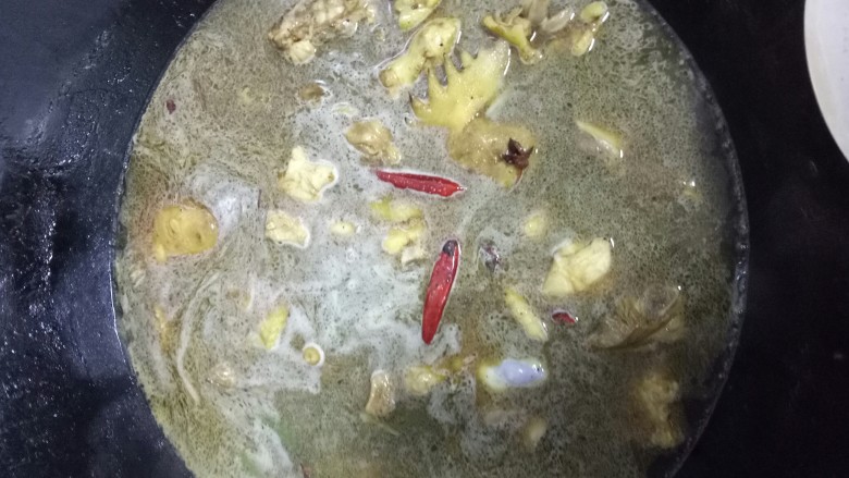 鸡肉炖土豆,放入耗油和老抽