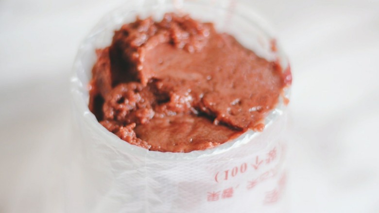 草莓圆舞曲Strawberry Cupcake,面糊装入裱花袋,烤箱预热170度。