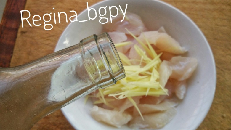 麻辣龙利鱼片,放入大碗,加<a style='color:red;display:inline-block;' href='/shicai/ 718'>料酒</a>和姜丝腌制10分钟祛腥