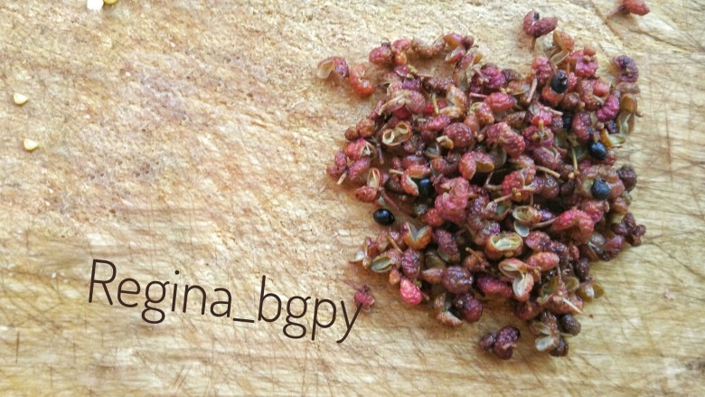 麻辣龙利鱼片,<a style='color:red;display:inline-block;' href='/shicai/ 700'>花椒</a>、麻椒也同样洗净,去掉多余的梗