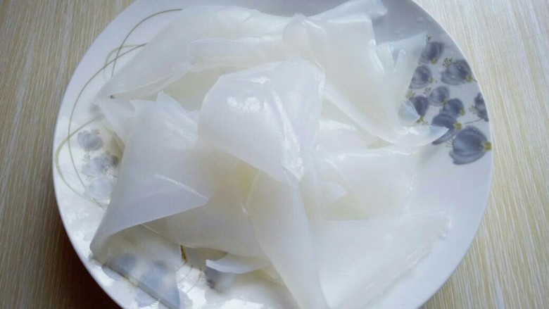 #一碗汤##秋季补钙佳品#鱼头粉皮汤,绿豆凉皮取出包装,冷水冲洗干净,切小块。