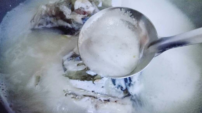 #一碗汤##秋季补钙佳品#鱼头粉皮汤,大火烧开后,用汤勺撇出浮沫,继续大火10分钟。