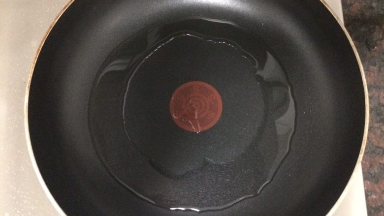 金沙玉米,平底锅倒入油,稍微多点,中火烧热。