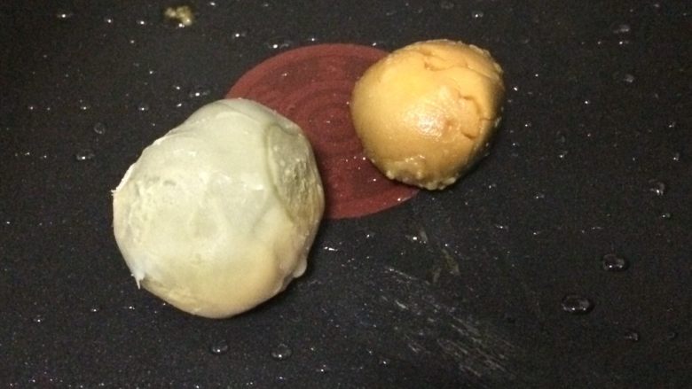 金沙玉米,放入平底锅,压碎。