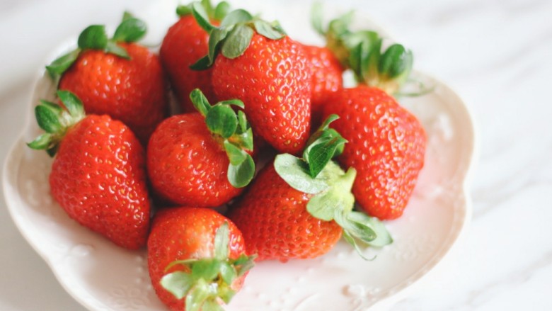 草莓圆舞曲Strawberry Cupcake,草莓洗净,用纸吸去水份。