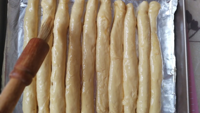 海苔肉松面包卷,发酵好的面,表面轻轻刷一层<a style='color:red;display:inline-block;' href='/shicai/ 1118'>蛋液</a>。