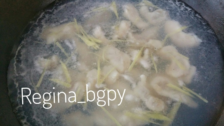 麻辣龙利鱼片,将腌好的龙利鱼放入开水中焯一下,熟了即可,要是时间长了就老了