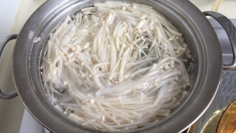 小清新的黄瓜拌金针,坐锅烧水,水开放入金针菇氽烫一两分钟捞出,时间长短根据个人喜好