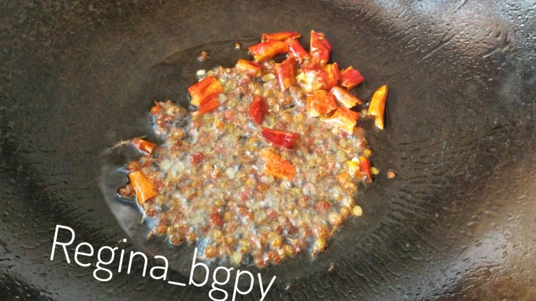 麻辣龙利鱼片,锅中热油,放入胡椒,花椒,辣椒,马上关火,要不该糊了。