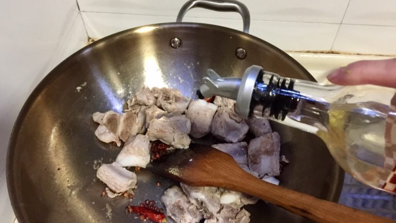 辣冬瓜排骨煲,加入适量食用油,