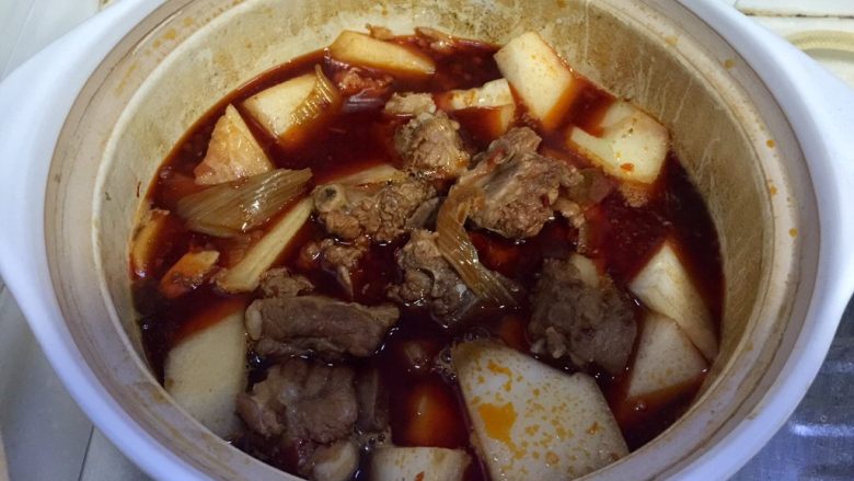 辣冬瓜排骨煲,烧开后再小火炖10分钟,排骨和冬瓜炖制时间长短可根据自己喜欢的口感来调节