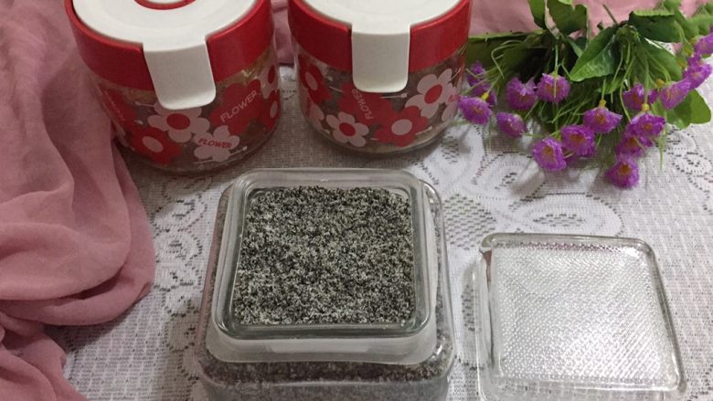 黑芝麻糊,装入密封的容器中,室温储存就行,想喝的时候用勺子舀出来,开水泡着喝,煮着喝都可以。