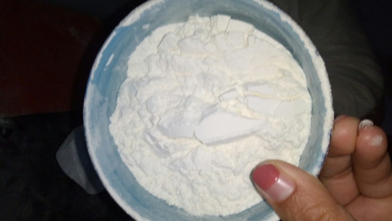椒盐酥,面粉100g炒熟,放入芝麻盆中