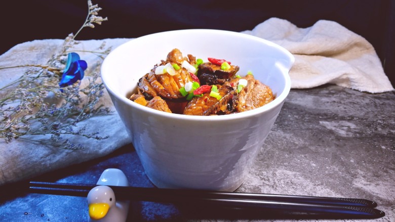 午餐秋冬滋补篇:排骨遇见小鲍鱼,出锅后,取出蒸前放上的小葱,撒上葱花和冷开水浸泡过的枸杞。拍照留念然后就可以享用了~