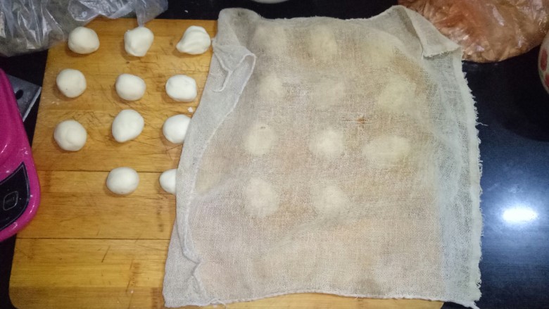 椒盐酥,水油皮,油酥同意捏成11个同样大小的圆球,水油皮用湿笼布盖好放置15分钟