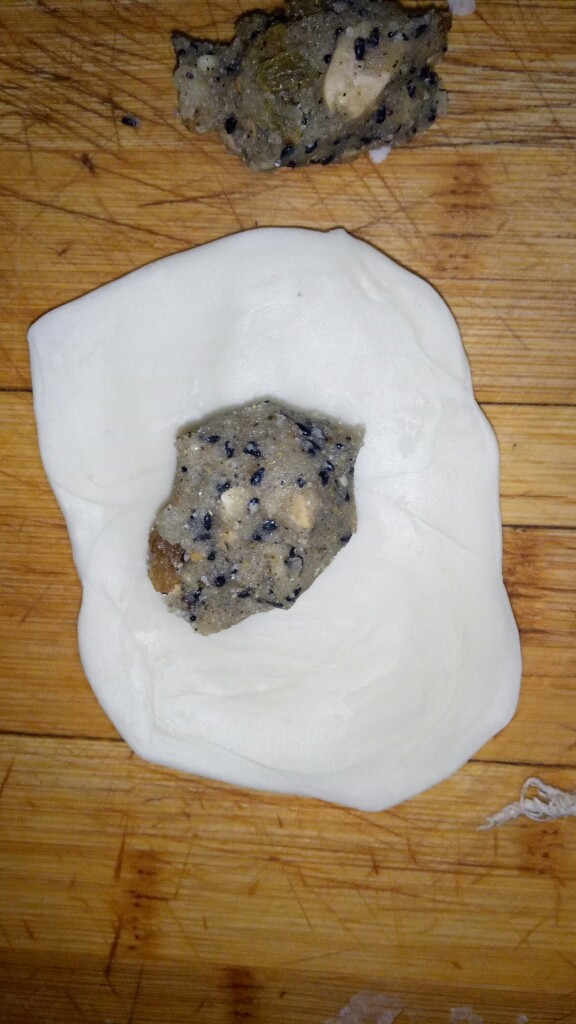 椒盐酥,放入准备好的椒盐馅儿,封口捏好