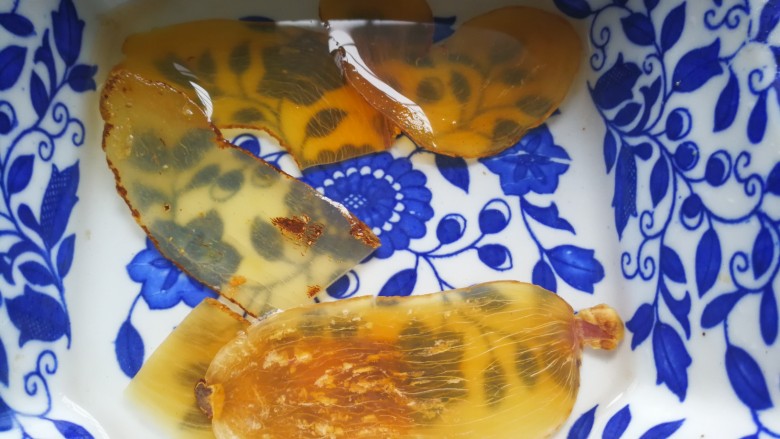 中餐秋冬滋补篇:天麻老母鸡汤,天麻冷水浸泡后,连水一起倒入砂锅。