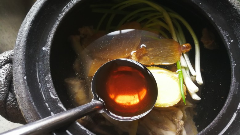 中餐秋冬滋补篇:天麻老母鸡汤,加水,葱姜也放入砂锅,加入<a style='color:red;display:inline-block;' href='/shicai/ 894'>黄酒</a>一汤勺。