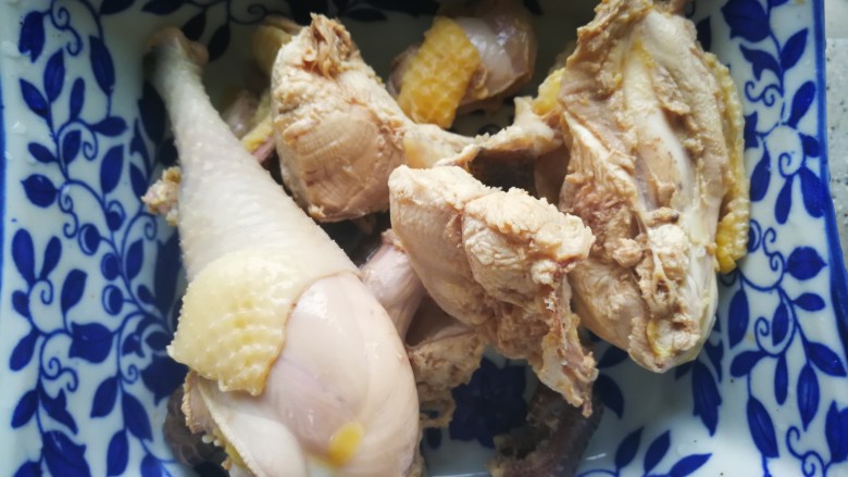 中餐秋冬滋补篇:天麻老母鸡汤,因为吃的少,又不喜欢剩,所以只用了一半,另一半冷冻保存。
