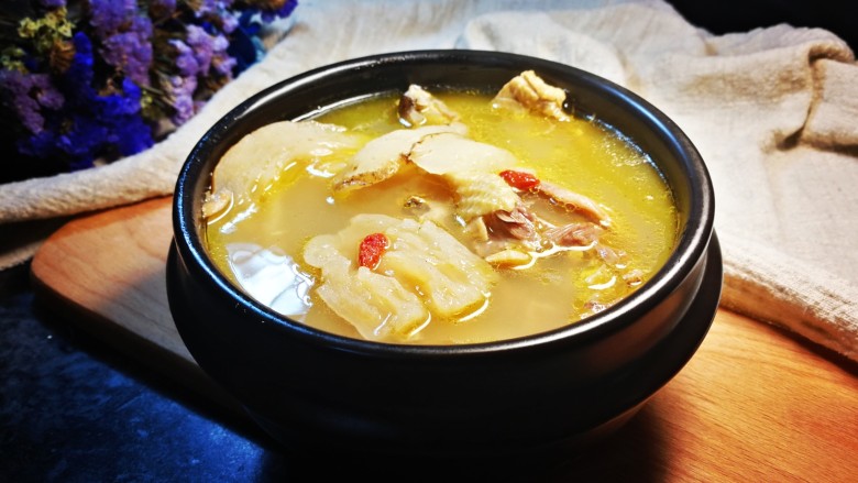 中餐秋冬滋补篇:天麻老母鸡汤,鸡汤取出葱姜后盛入砂锅,煮开后关火,放入事先泡好的枸杞即可上桌。拍照留念后,就可以开动了~