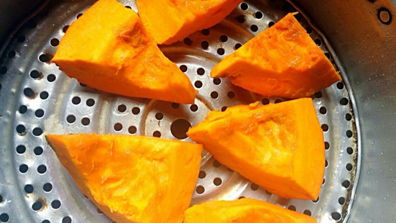 豆沙苹果,切大块上蒸锅蒸熟