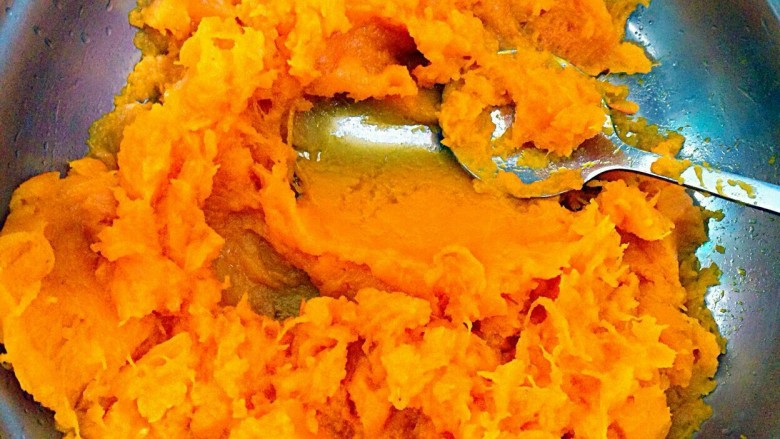 豆沙苹果,蒸熟去皮用勺子压成泥