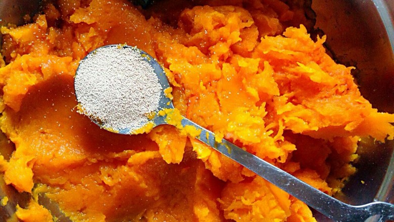 豆沙苹果,取3克<a style='color:red;display:inline-block;' href='/shicai/ 731'>酵母</a>粉用一点温水化开倒入南瓜泥拌匀