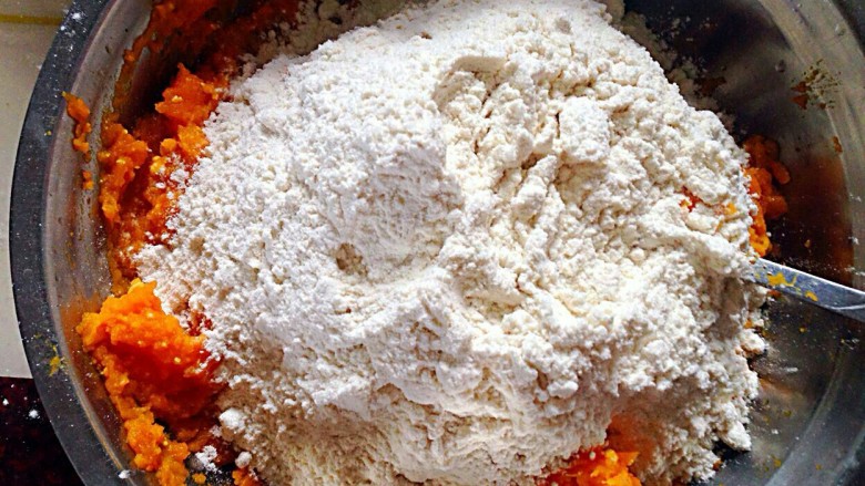 豆沙苹果,倒入250克<a style='color:red;display:inline-block;' href='/shicai/ 519'>面粉</a>后揉成面团