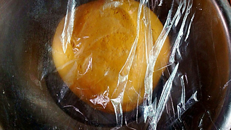 豆沙苹果,盖上保鲜膜醒发1-2小时