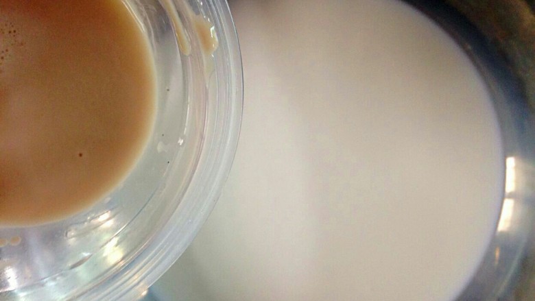 豆沙苹果,<a style='color:red;display:inline-block;' href='/shicai/ 219'>牛奶</a>中放入用温水化开的1克酵母粉，倒入150克面粉