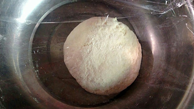 豆沙苹果,盖上保鲜膜醒发1-2小时