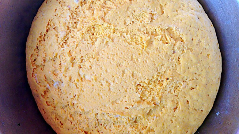 豆沙苹果,醒发至原来的2倍里面成海绵状