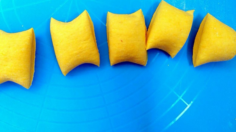 豆沙苹果,分成同等大小的剂子