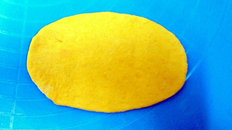 豆沙苹果,擀成椭圆形