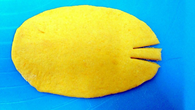 豆沙苹果,在一边用刀切两刀做苹果把