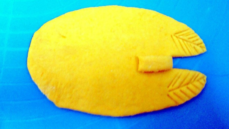 豆沙苹果,用刀压出叶子的纹路